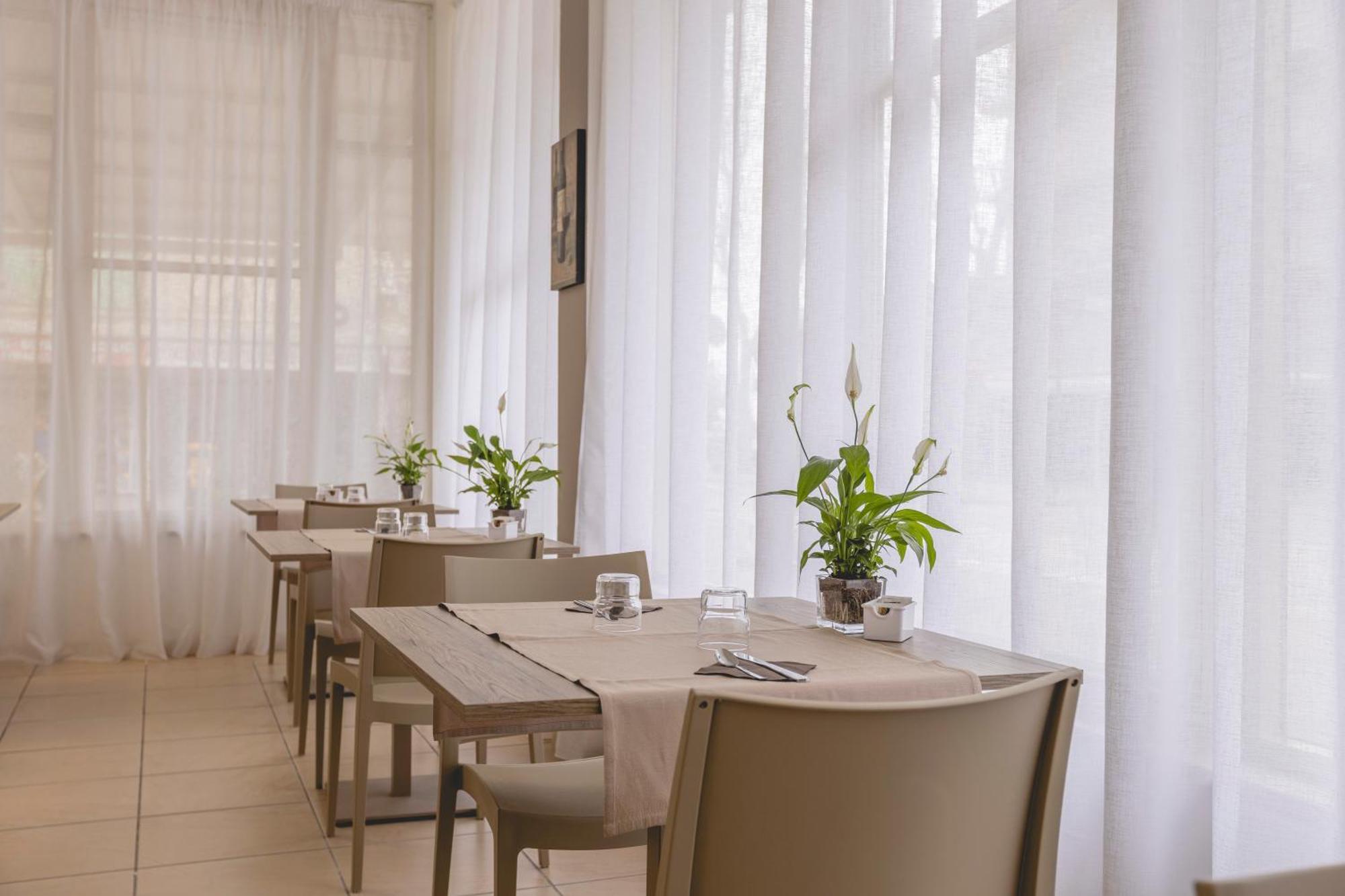 La Perla Hotel *